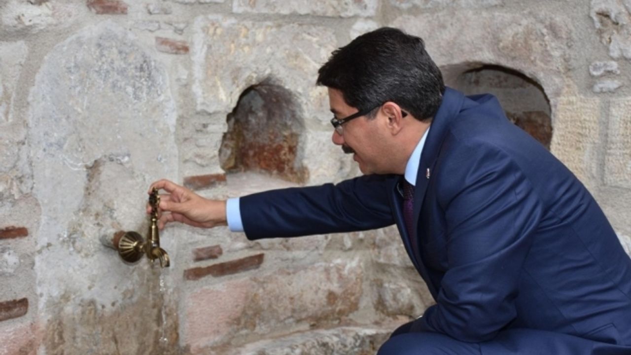 Tarihi çeşme 25 yıl sonra yeniden akmaya başladı