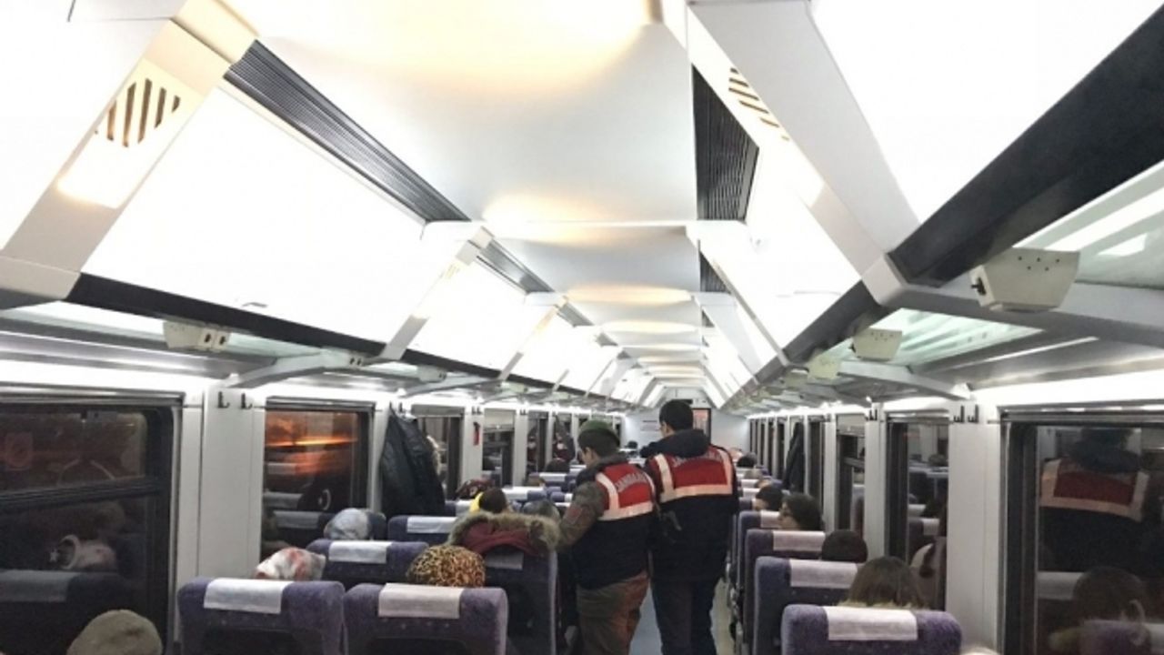 Jandarma hareket halindeki tren içinde köpeklerle arama yaptı