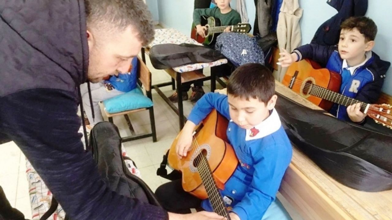 Sarıgöl Halk Eğitim Merkezinden gitar kursu