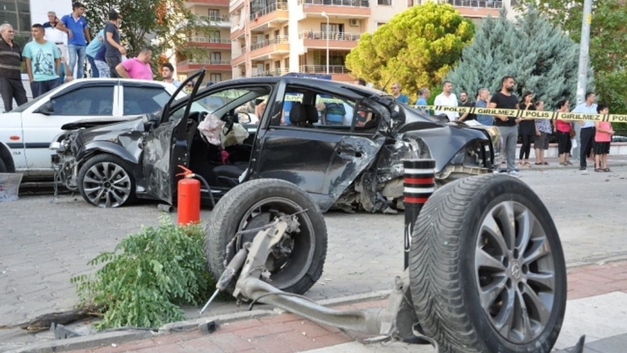 Kaldırımda yürüyen anne-kıza otomobil çarptı; anne öldü, kızı ağır yaralı