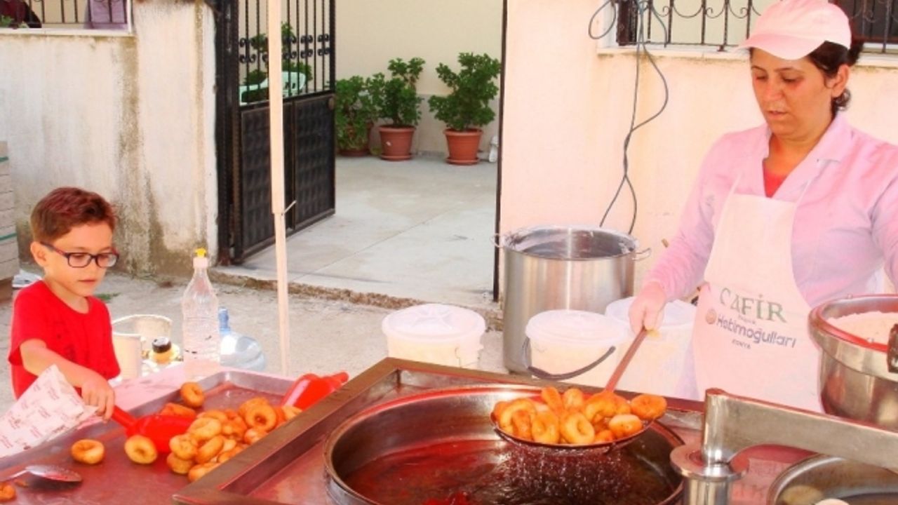 Ege’nin Hamsisi dizisinin çocuk yıldızı büyük babaannesi için lokma dağıttı