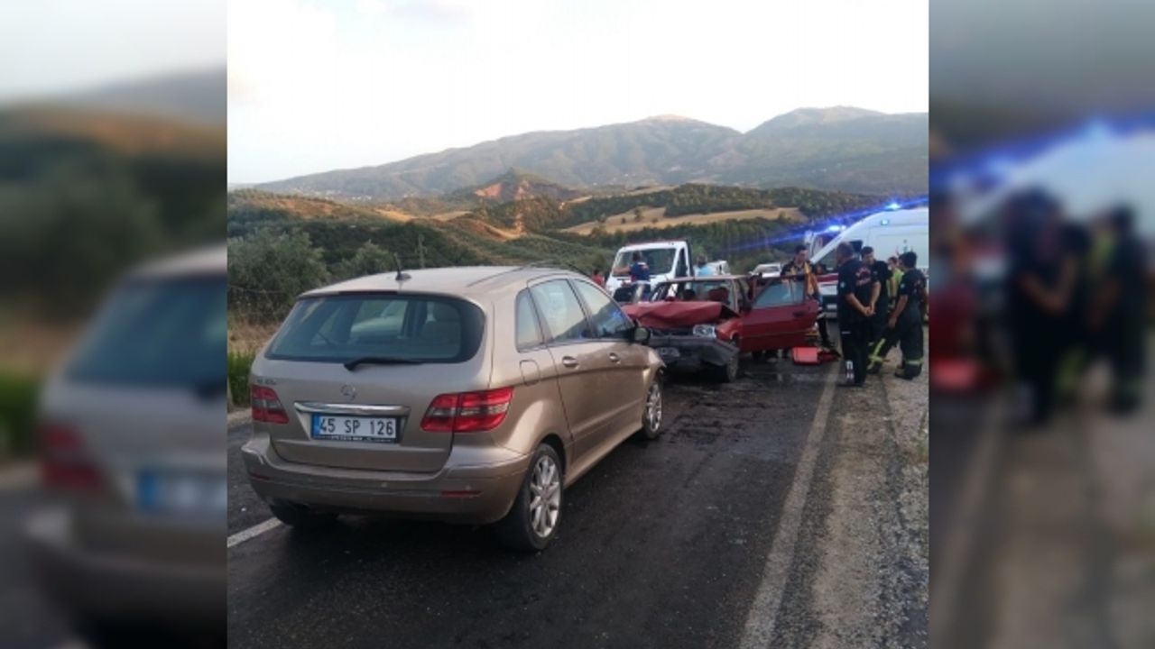 Manisa’da iki otomobil kafa kafaya çarpıştı: 8 yaralı