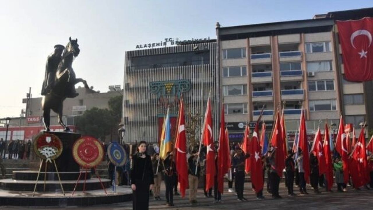Manisa’nın ilçelerinde Atatürk, özlem ve saygı ile anıldı