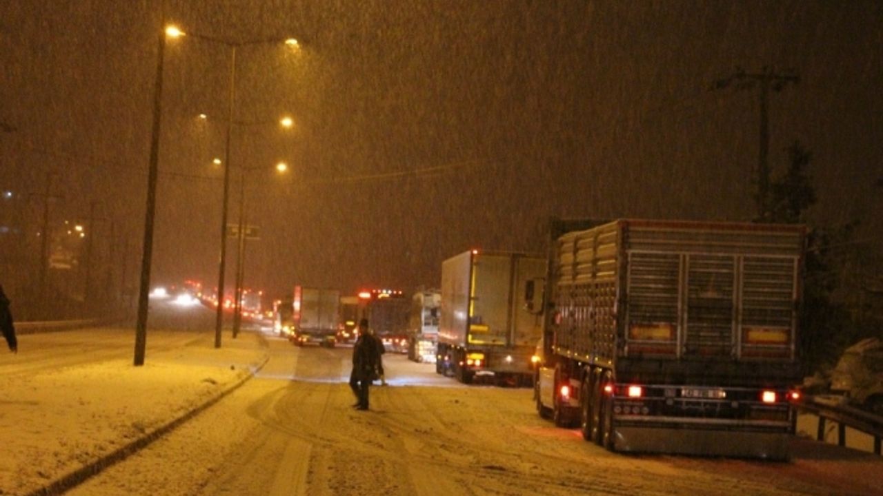D-300 karayolu kar nedeniyle 2 saat trafiğe kapalı kaldı