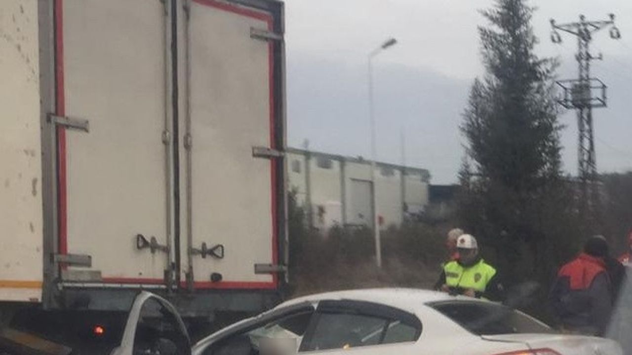 Otomobil ile kamyon çarpıştı: 1 ölü, 2 yaralı