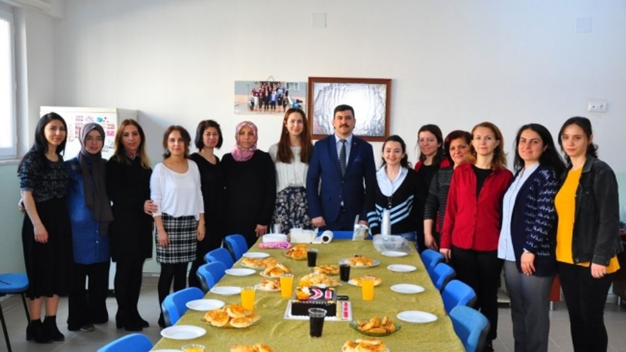 (Özel) Okul müdüründen kadın çalışanlara ’8 Mart’ jesti
