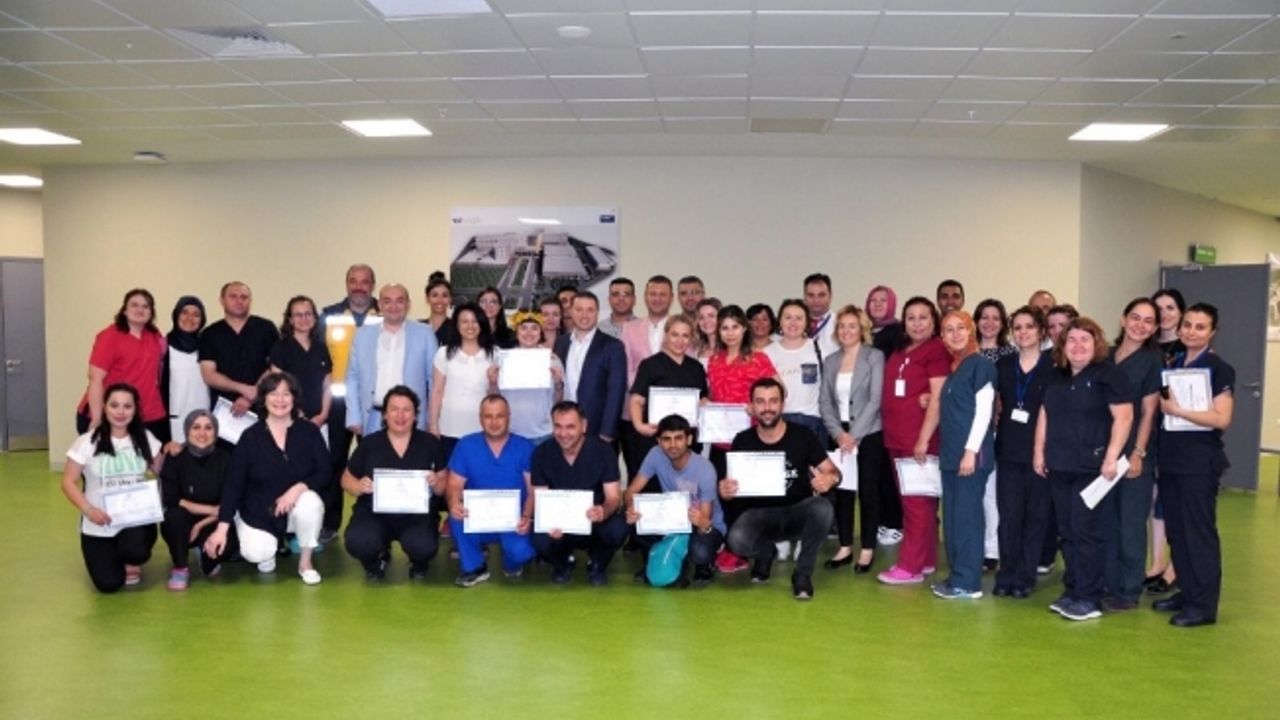 Manisa Şehir Hastanesi acil bakım hemşireliği kursiyerleri sertifikalarını aldı