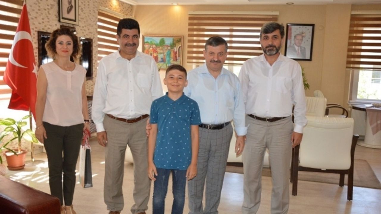 Bursluluk Sınavı Türkiye birincisi Şehzadeler Merkez İmam Hatip Ortaokulu’ndan