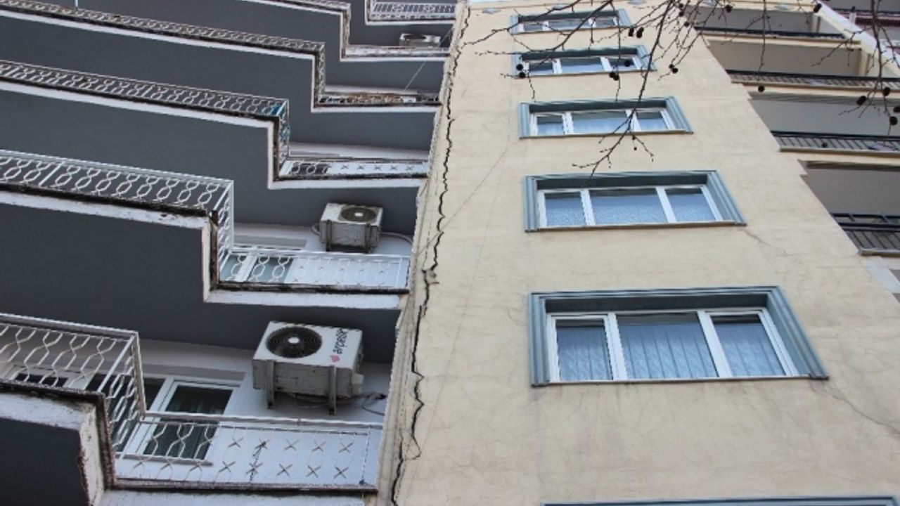 Deprem sırasında meydana gelen sıva çatlağı paniğe neden oldu