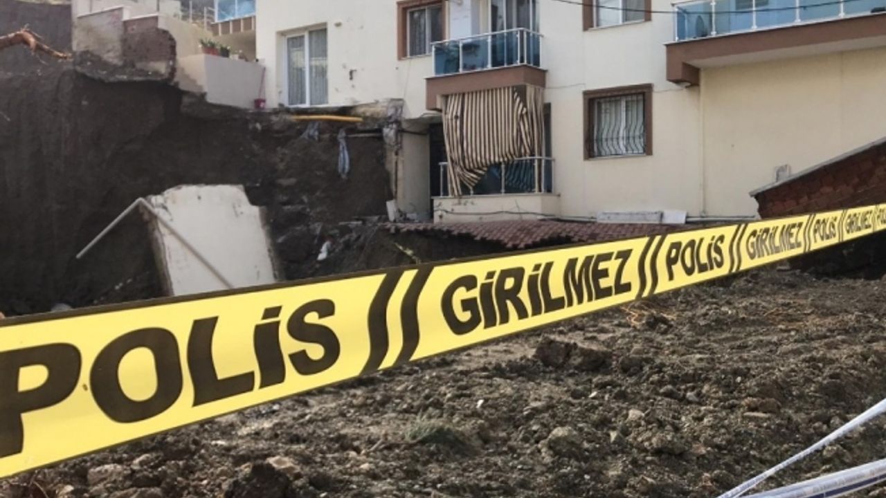 İnşaat çalışması sırasında yan bina kaydı, vatandaşlar tahliye edildi