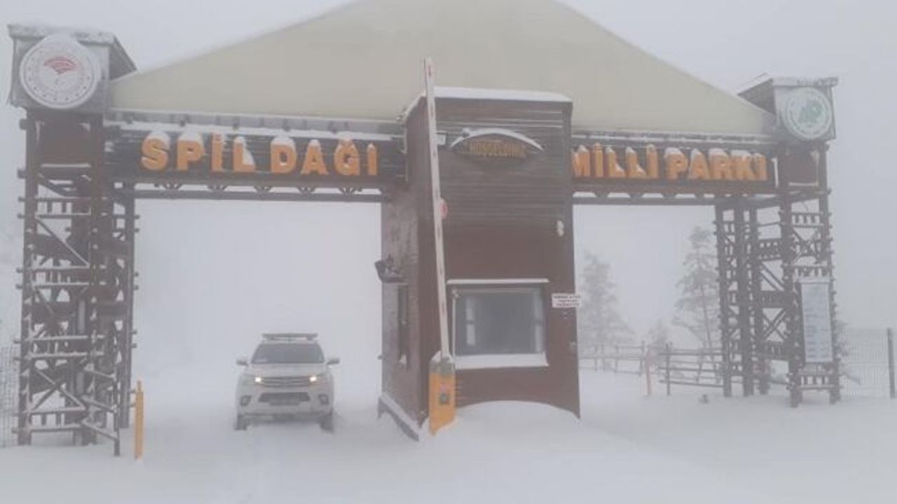 Spil Dağı'nda yoğun kar yağışı