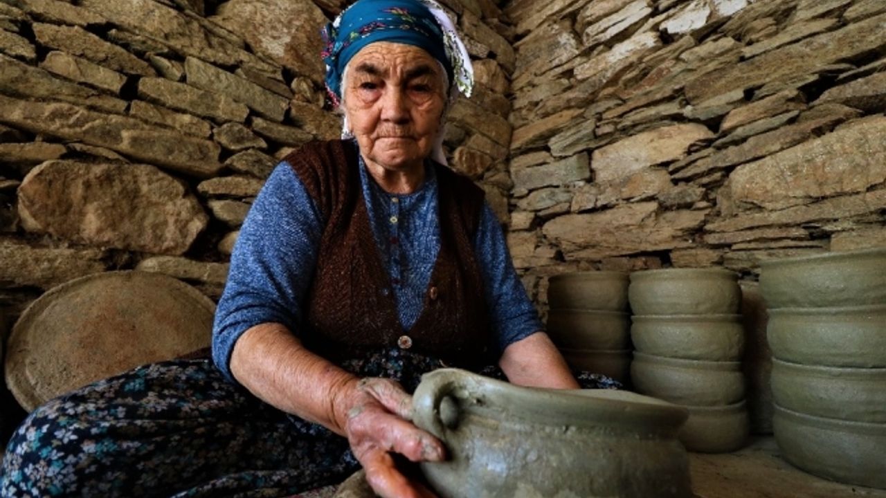 (Özel) Bu mahalledekiler yüzlerce yıldır geçimlerini çömlek yaparak sağlıyor