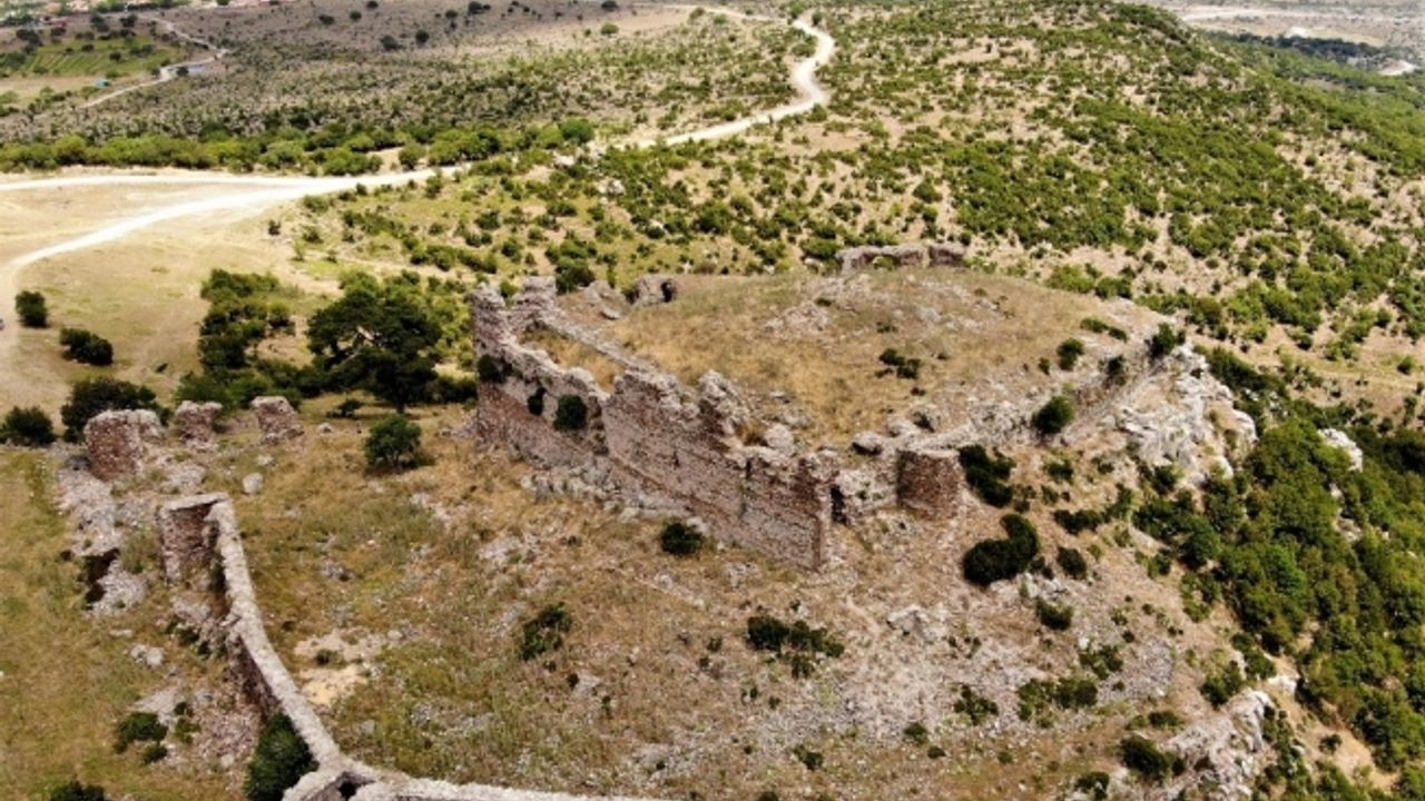 (Özel) Manisa’da 800 yıllık tarihi kale yıllara meydan okuyor
