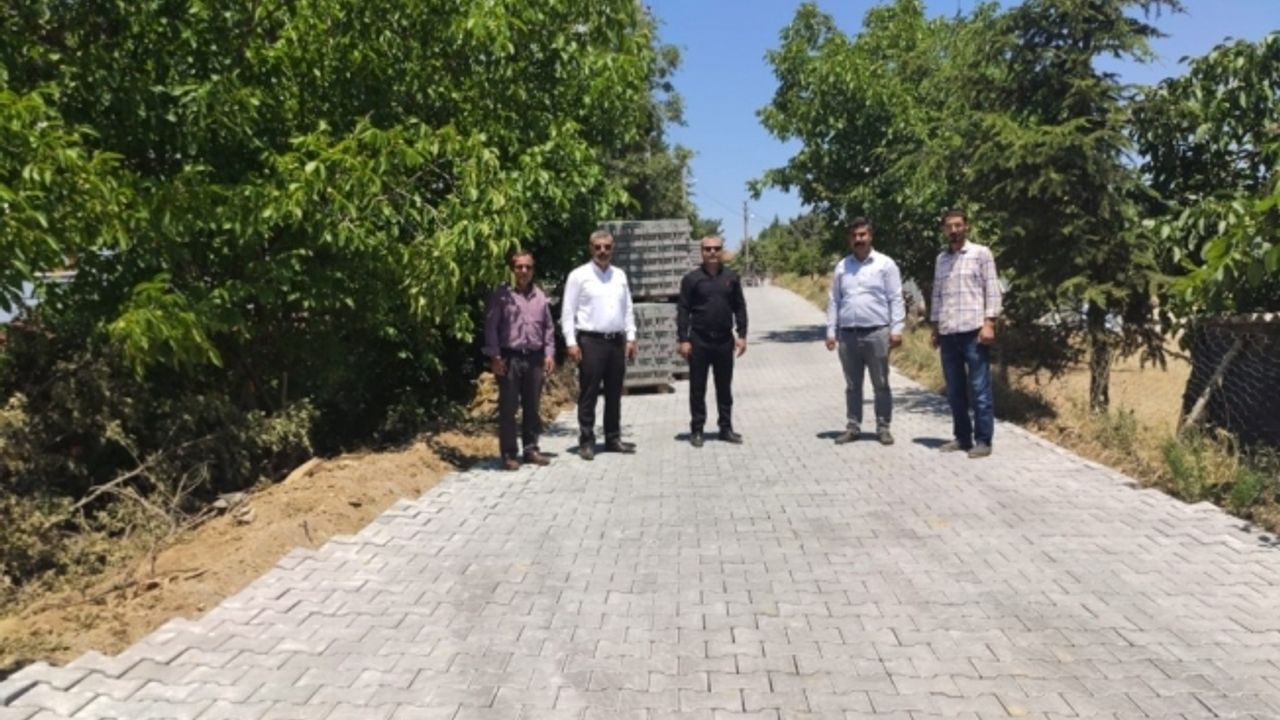 Salihli Belediyesinden Yeniköy’e 20 bin metrekare kilit parke taş