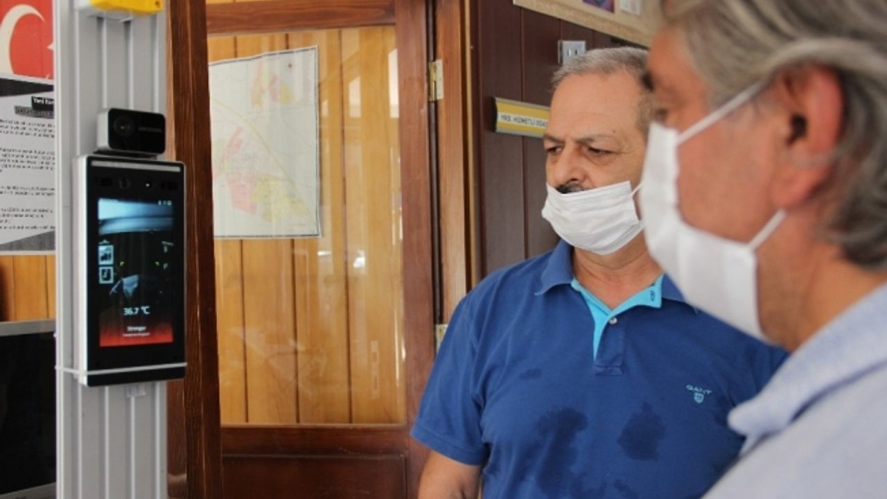 Meslek lisesinden ateş ölçerli, maske uyarılı yüz tanıma cihazı