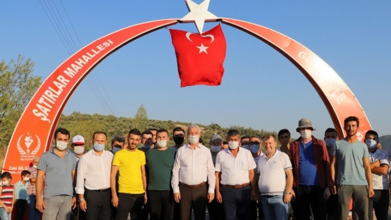 Saruhanlı Belediyesi’nden Şatırlar Mahalle girişine ay yıldızlı tak