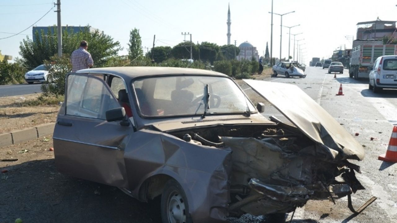 Kontrolden çıkan otomobil karşı şeride geçti: 4 yaralı