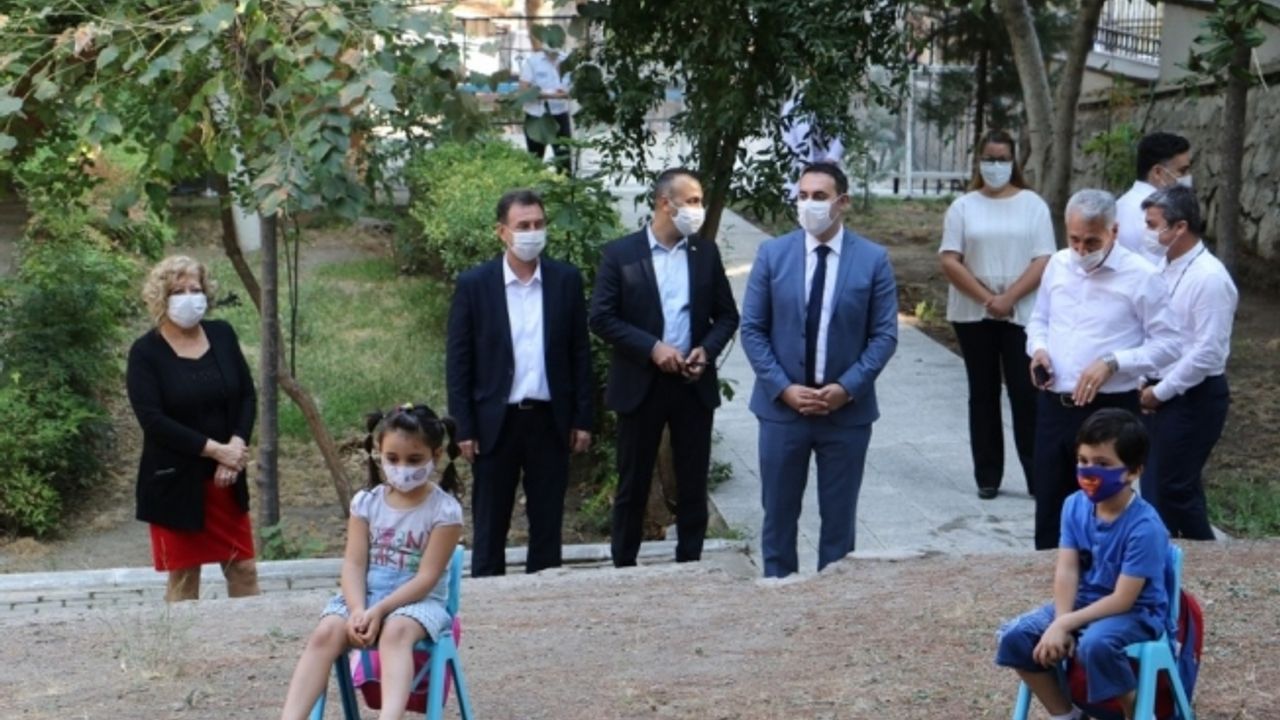 Manisalı öğrenciler eğitime kuru üzüm ve mesir macunuyla başladı