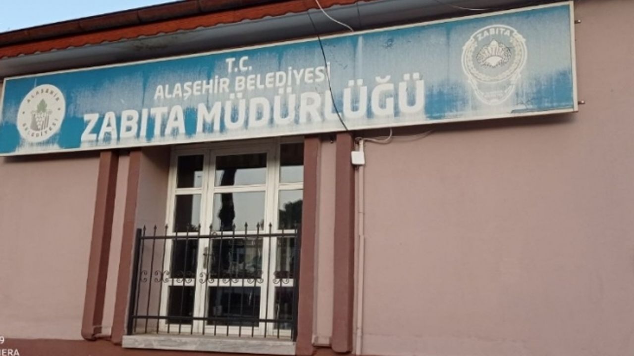 Manisa’da baygınlık geçiren yaşlı kadına zabıtalardan ilk müdahale