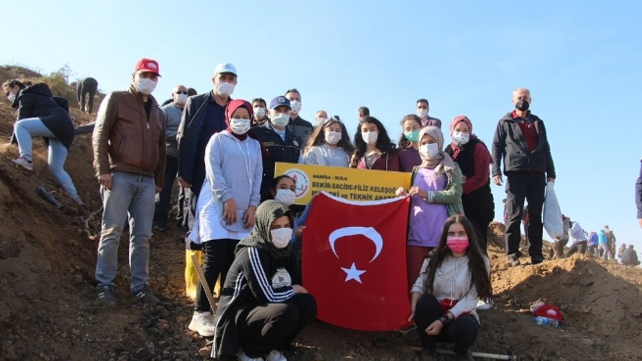 Fidan dikim etkinliğinde öğrenciler birbirine meydan okudu