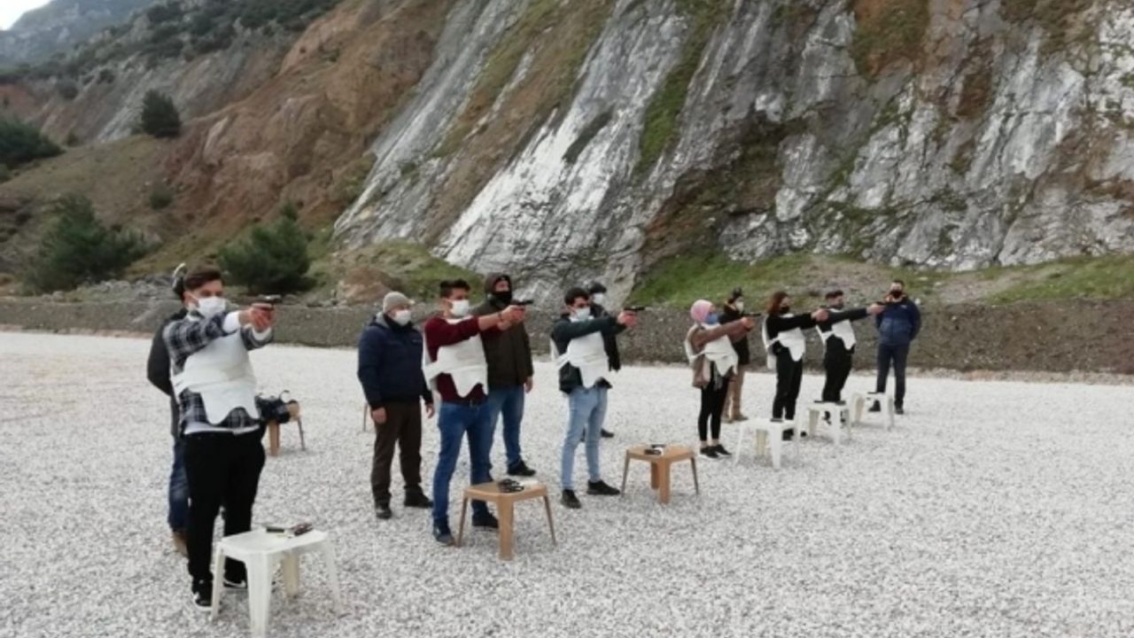 Özel Güvenlik ve Koruma Bölümü öğrencilerine silah atış eğitimi