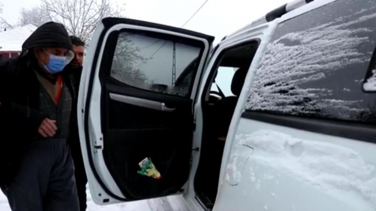 Kar nedeniyle mahsur kalan hastanın imdadına belediye ekipleri yetişti