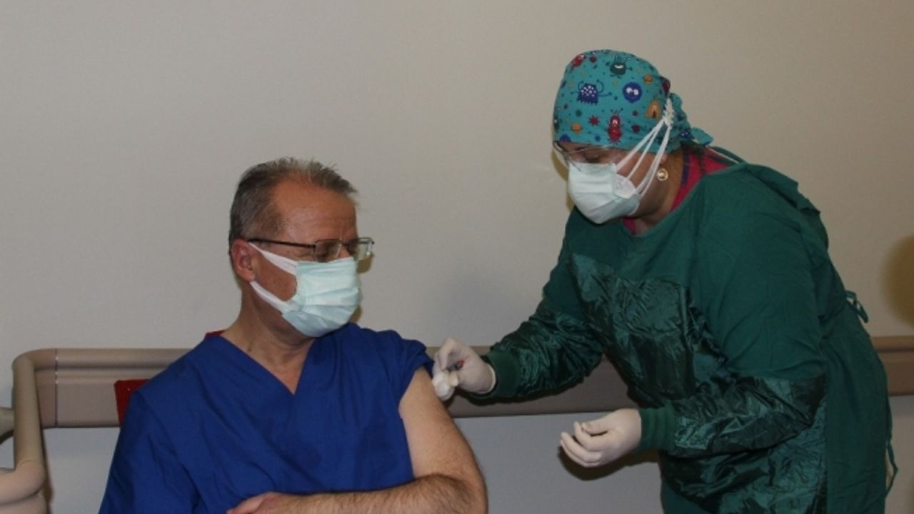 Manisa’da sağlık çalışanlarının aşılaması pazartesi gününe kadar tamamlanacak