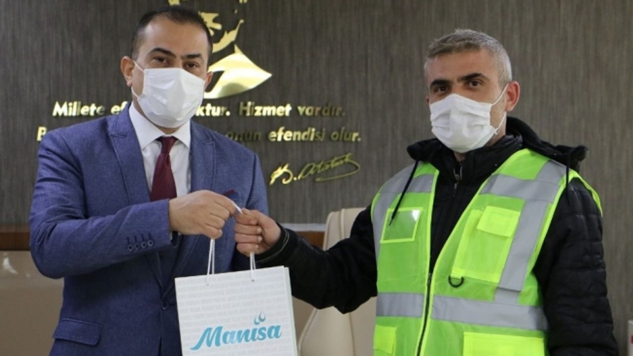 MASKi personeli yolda buldukları telefonu sahibine teslim etti