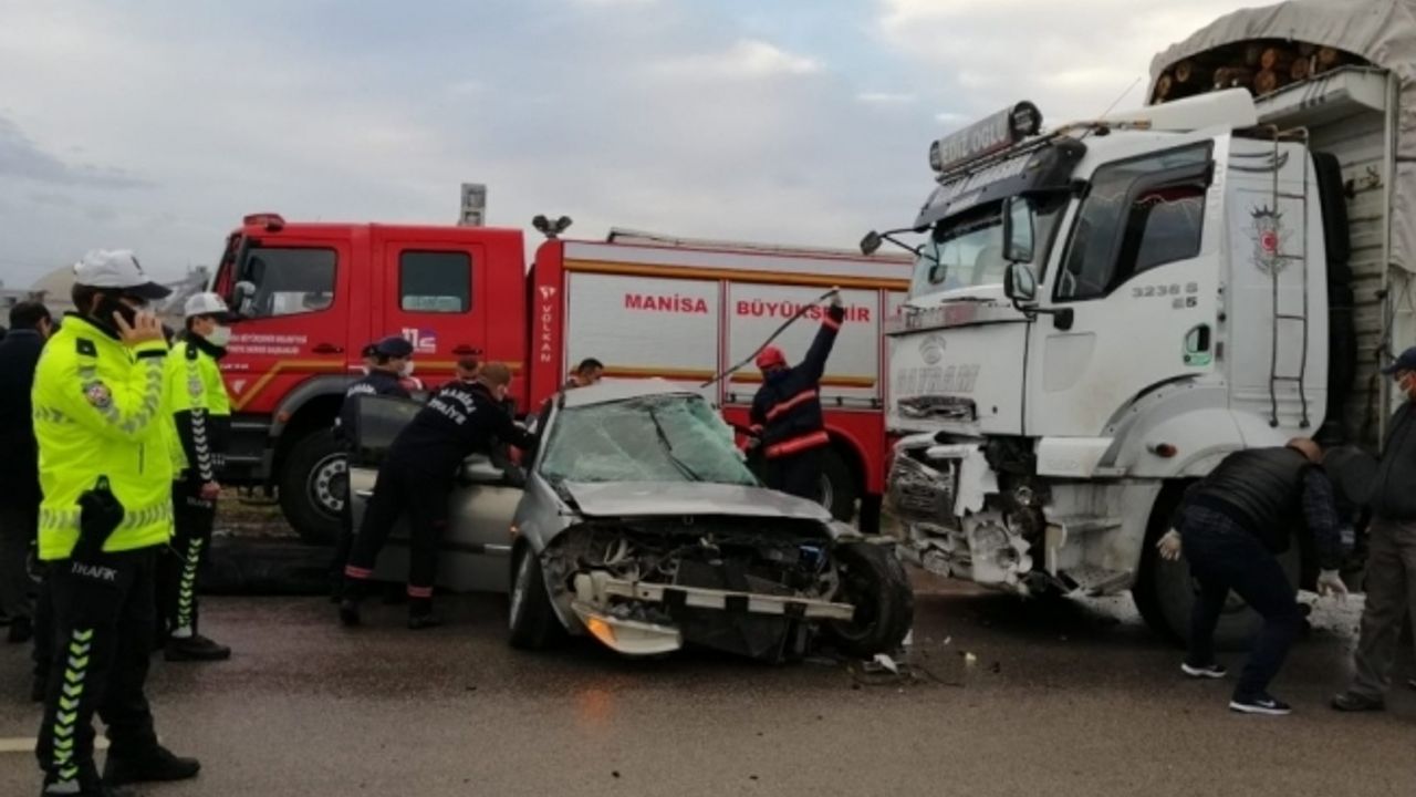 Manisa’nın Soma ilçesinde otomobilin kamyonun altına girmesi sonucu meydana gelen trafik kazasında 3 kişi hayatını kaybetti.