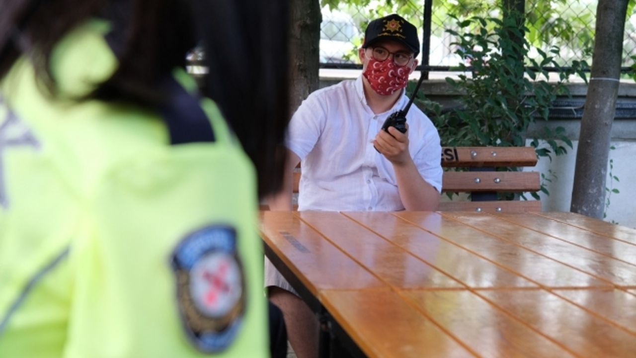 Down sendromlu gencin polislerle tanışma hayali gerçek oldu