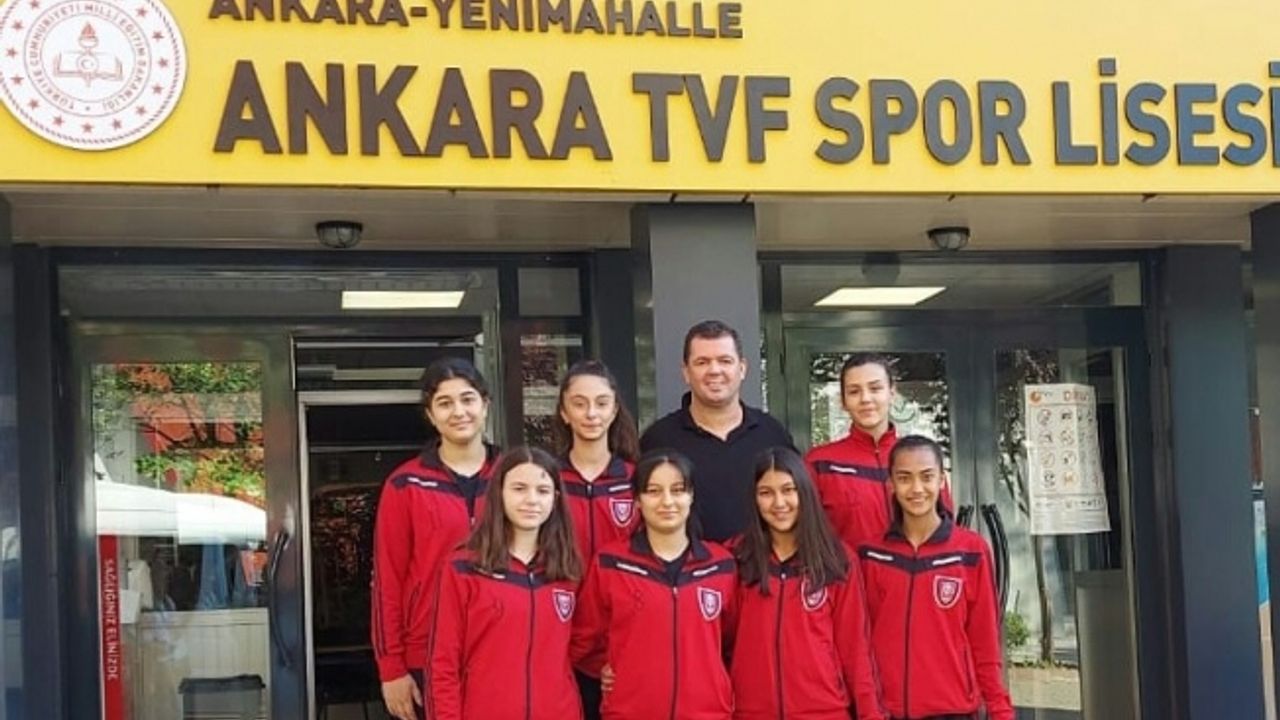 Salihli Kudret Demir Ortaokulu, Voleybol Lisesine 7 öğrenci gönderdi