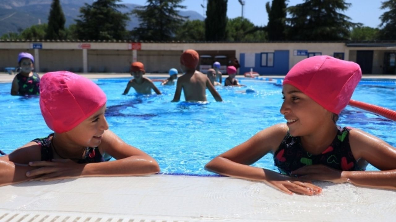 Mevsimlik tarım işçilerinin çocukları ilk kez havuzla buluştu