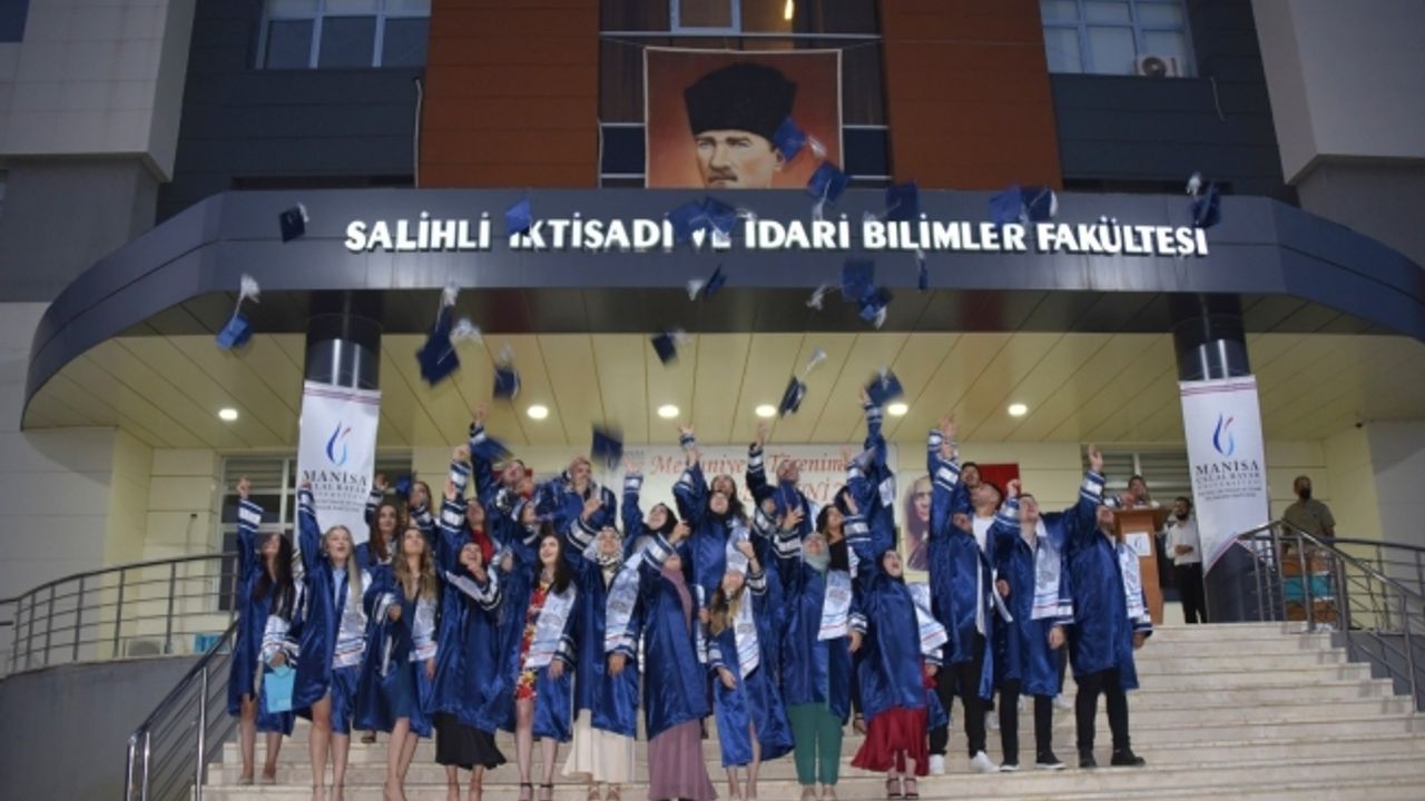 Salihli İktisadi ve İdari Bilimler Fakültesi ilk mezunlarını verdi