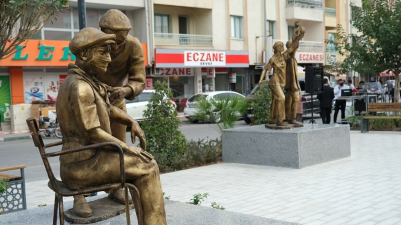 Covid nedeniyle ölümden dönen başkan ilçesine ‘Sağlıkçı Anıtı’ yaptırdı