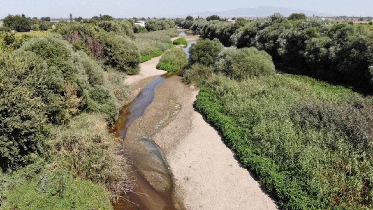 Gediz Nehri kuruma noktasına geldi, kum adacıkları oluştu