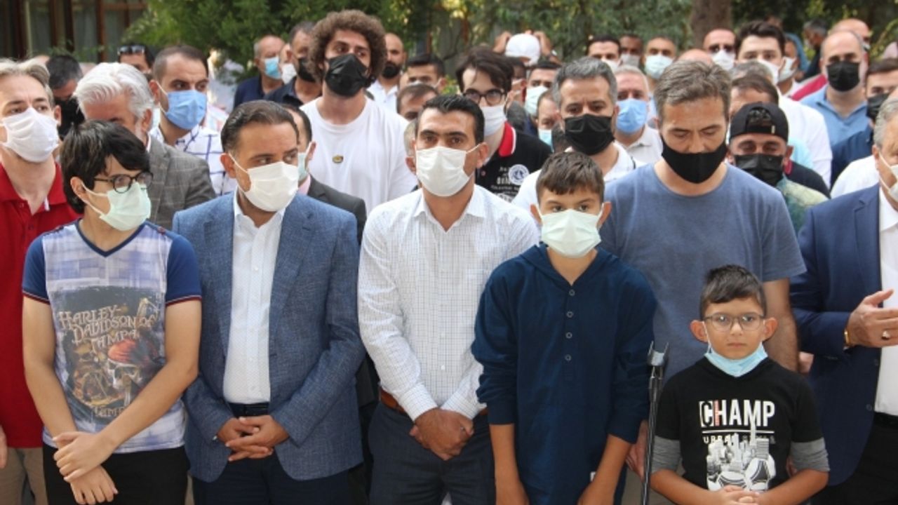 Korona virüse yenilen doktor son yolculuğuna uğurlandı