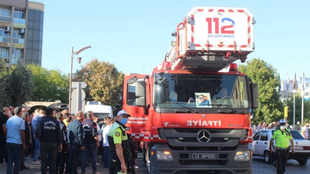Manisa’da genç itfaiyeci son yolculuğuna itfaiye aracıyla gitti