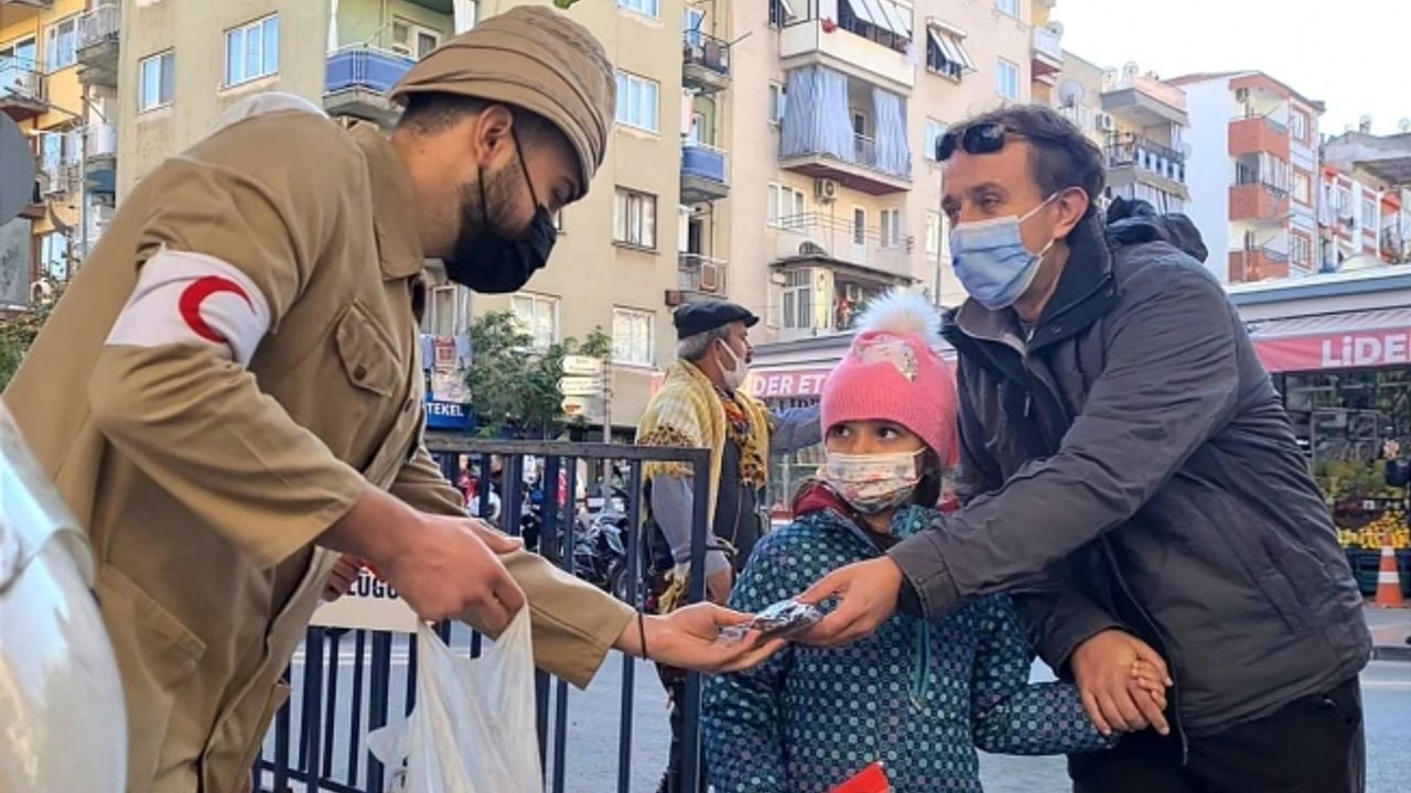 Türk Kızılay gönüllüleri, Cumhuriyet Bayramında Türk Bayrağı ve kuru üzüm dağıttı