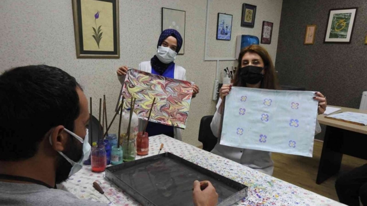 Yatarak tedavi gören hastalara sanat dallarıyla rehabilitasyon