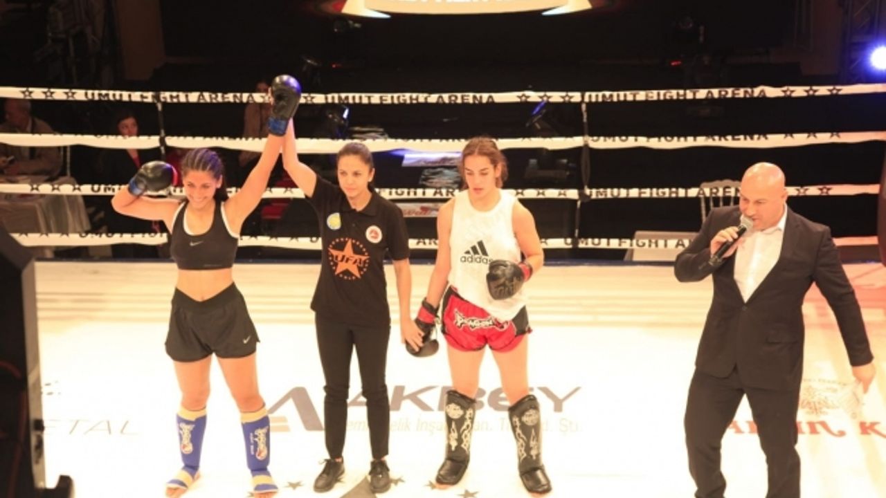 Manisalı sporcu Betül Durmuş Profesyonel Kick Boks Şampiyonu oldu