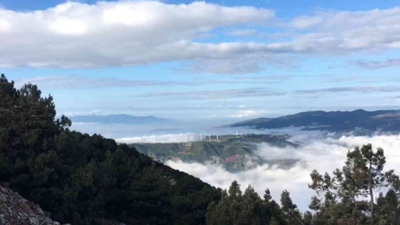 Spil Dağı üzerindeki bulutlar görsel şölen oluşturdu
