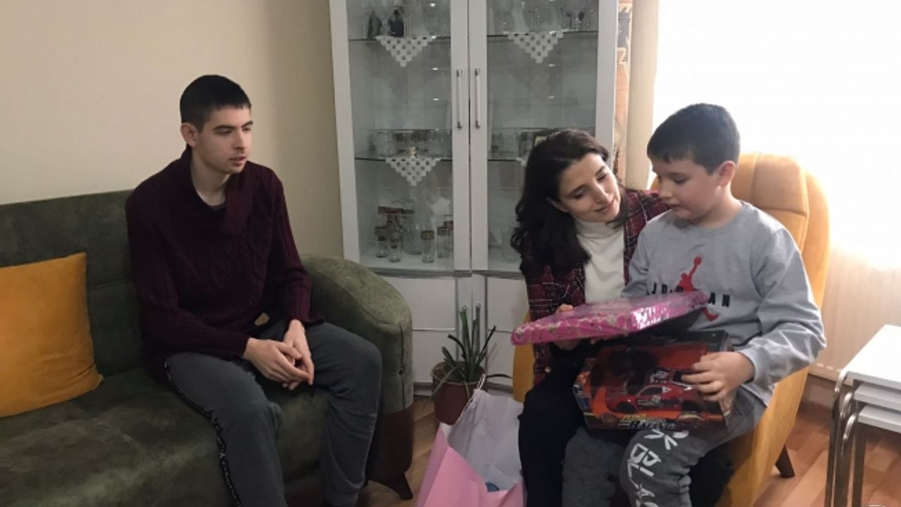 AK Partili Kıvırcık’tan köpek saldırısına uğrayan Mert’e moral ziyareti