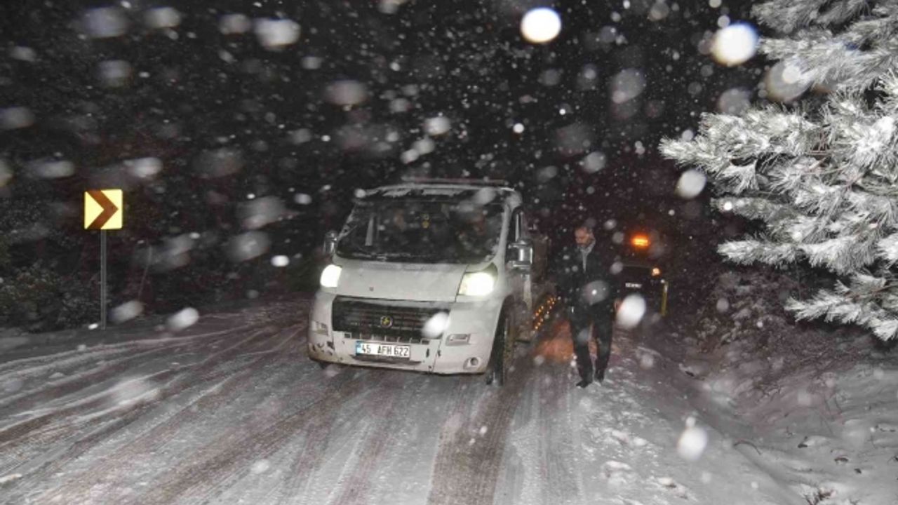 Kar nedeniyle Spil Dağı’nda mahsur kalan vatandaşlar kurtarıldı