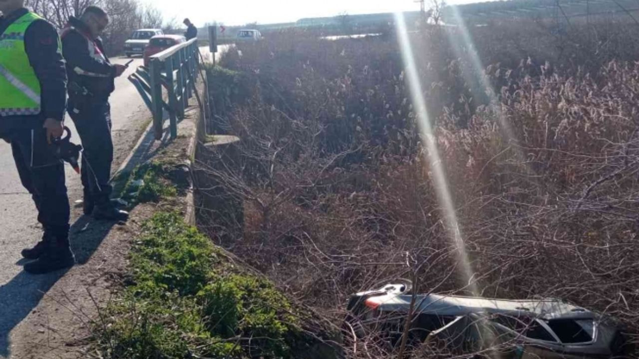 Kontrolden çıkan otomobil dere yatağına düştü: 3 yaralı