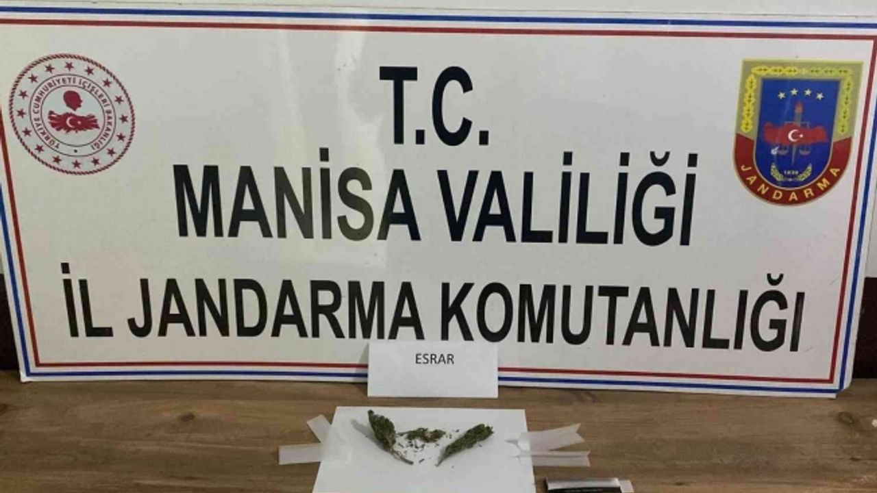 Manisa’da araç içinde uyuşturucuyla yakalanan şahıslar gözaltına alındı