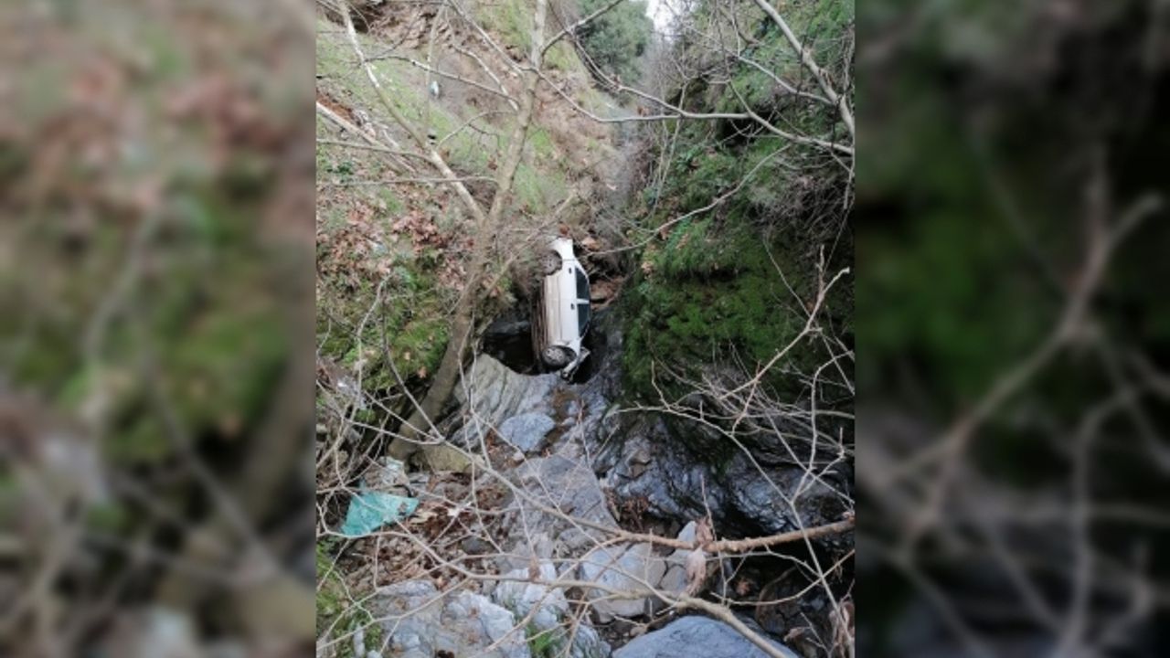 Manisa’da otomobil dere yatağına uçtu: 1 yaralı