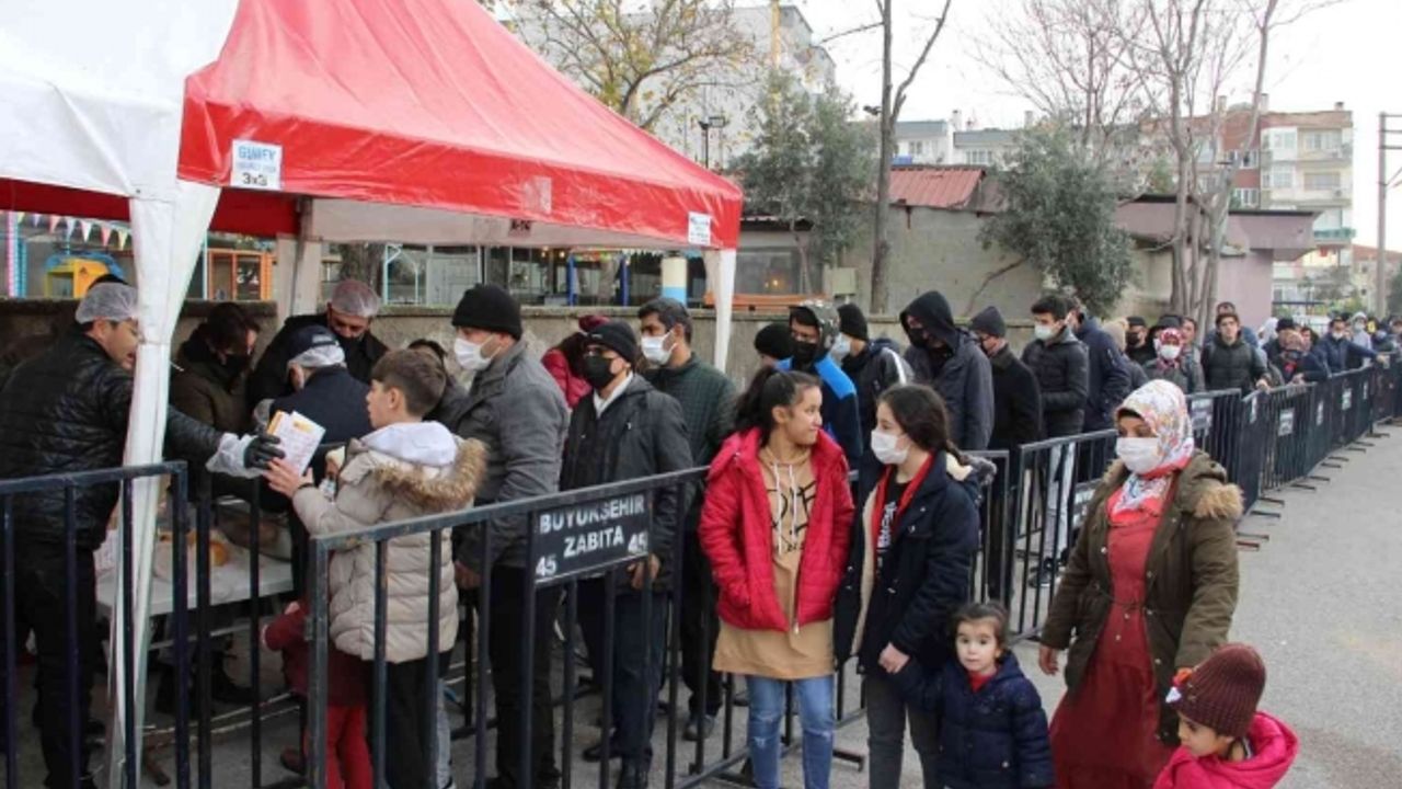 Manisa’da Trabzonsporlu taraftarlardan bir ton hamsi ikramı
