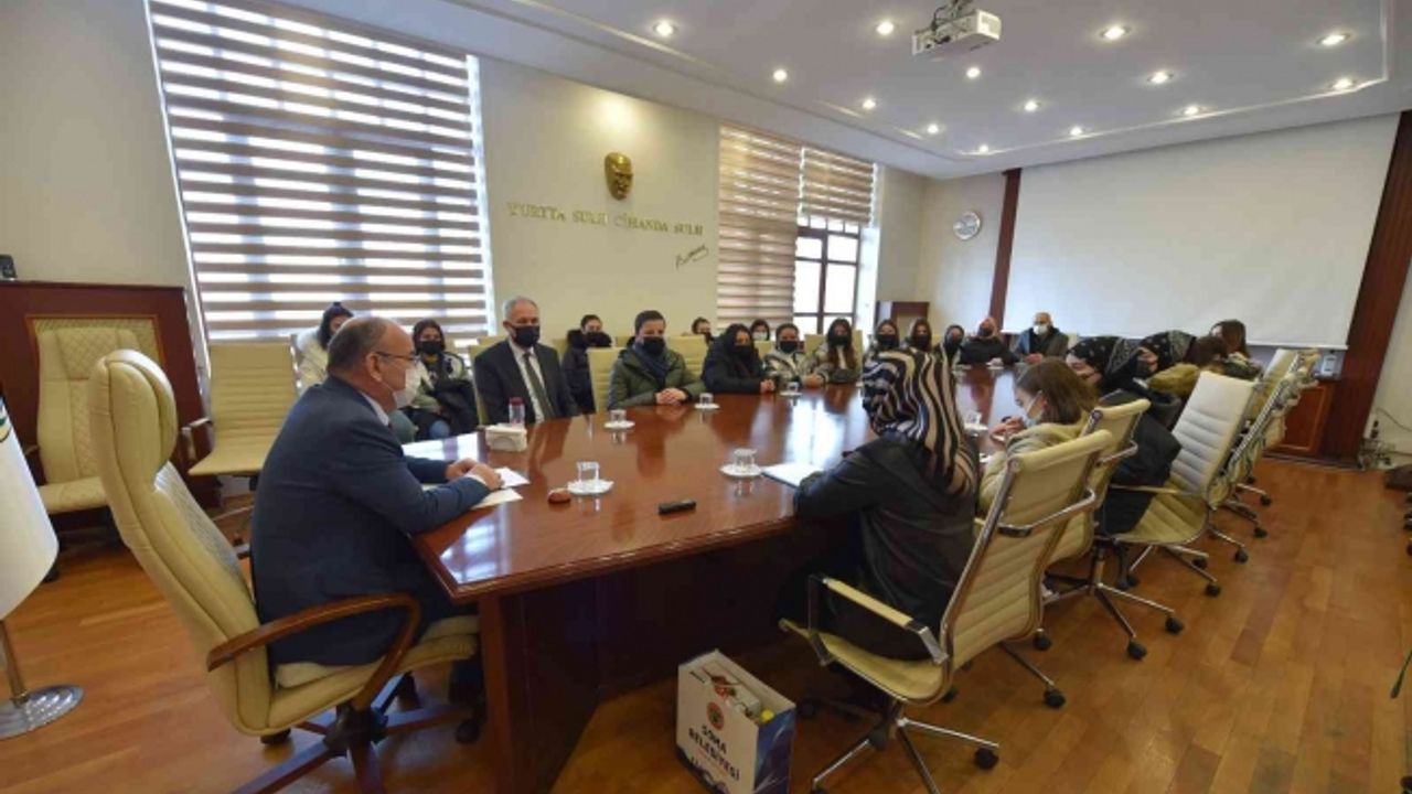Vali Karadeniz, Soma Hüma Hatun Kız Anadolu İmam Hatip Lisesi öğrencileri ile buluştu