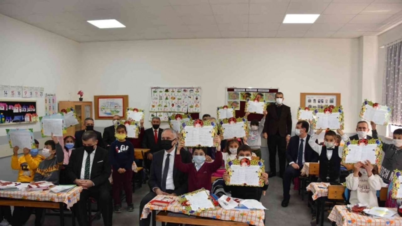 Manisa’da 258 bin 944 öğrenci karne heyecanı yaşadı