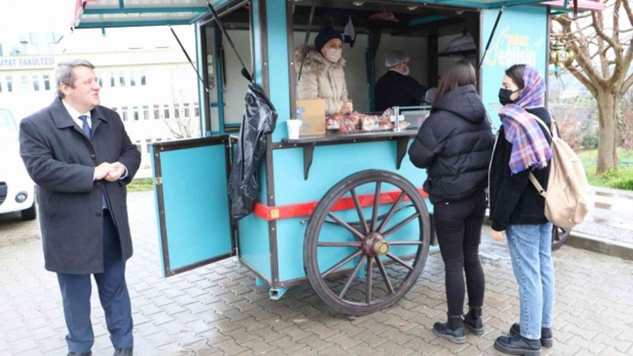 Büyükşehirden üniversite öğrencilerine çorba ikramı